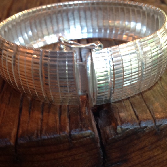 NWOT SS FLEXIBLE BANGLE. 🤑 REDUCED - Picture 3 of 3